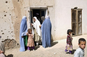 Afghánské ženy do svých domovů policisty nepustí. Vejít může jen žena.